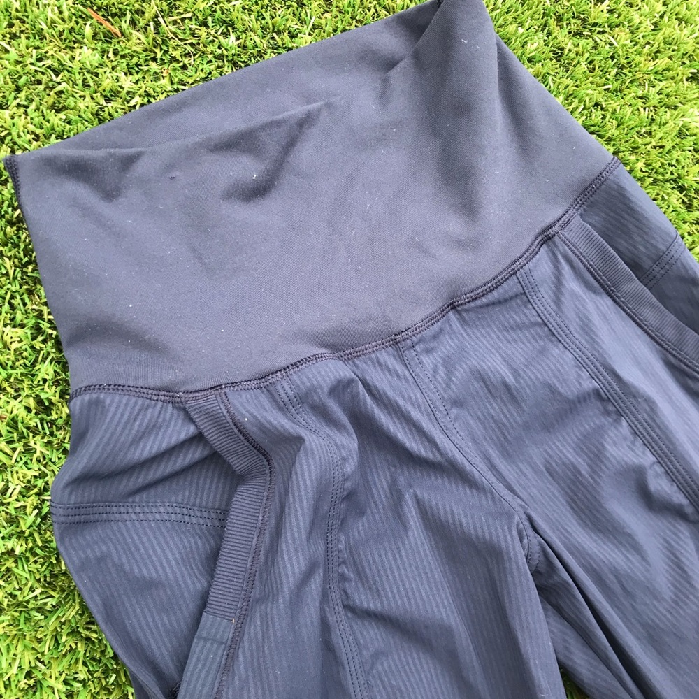 Lululemon Size 4 Yoga pants with pockets